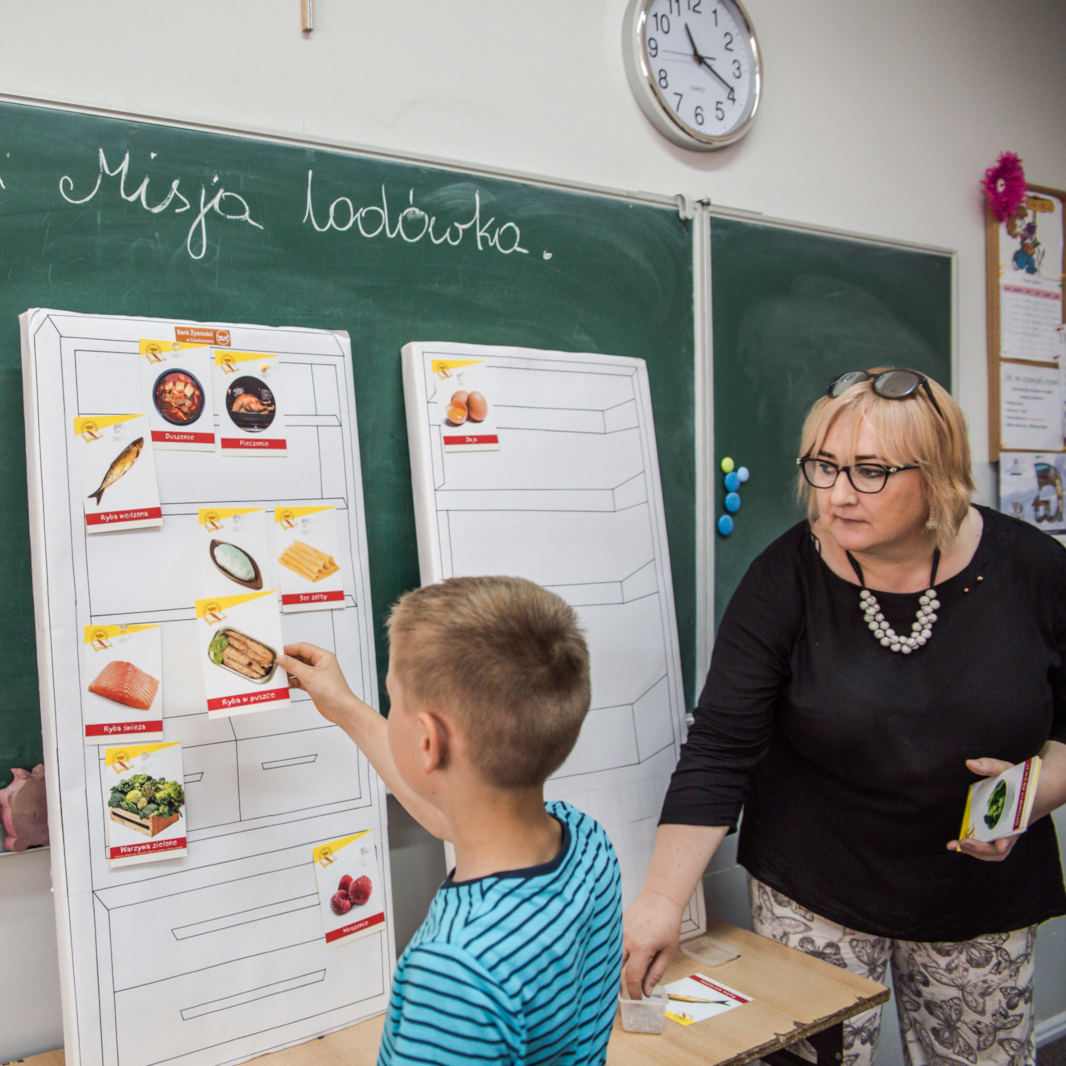 Edukuje najmłodszych,